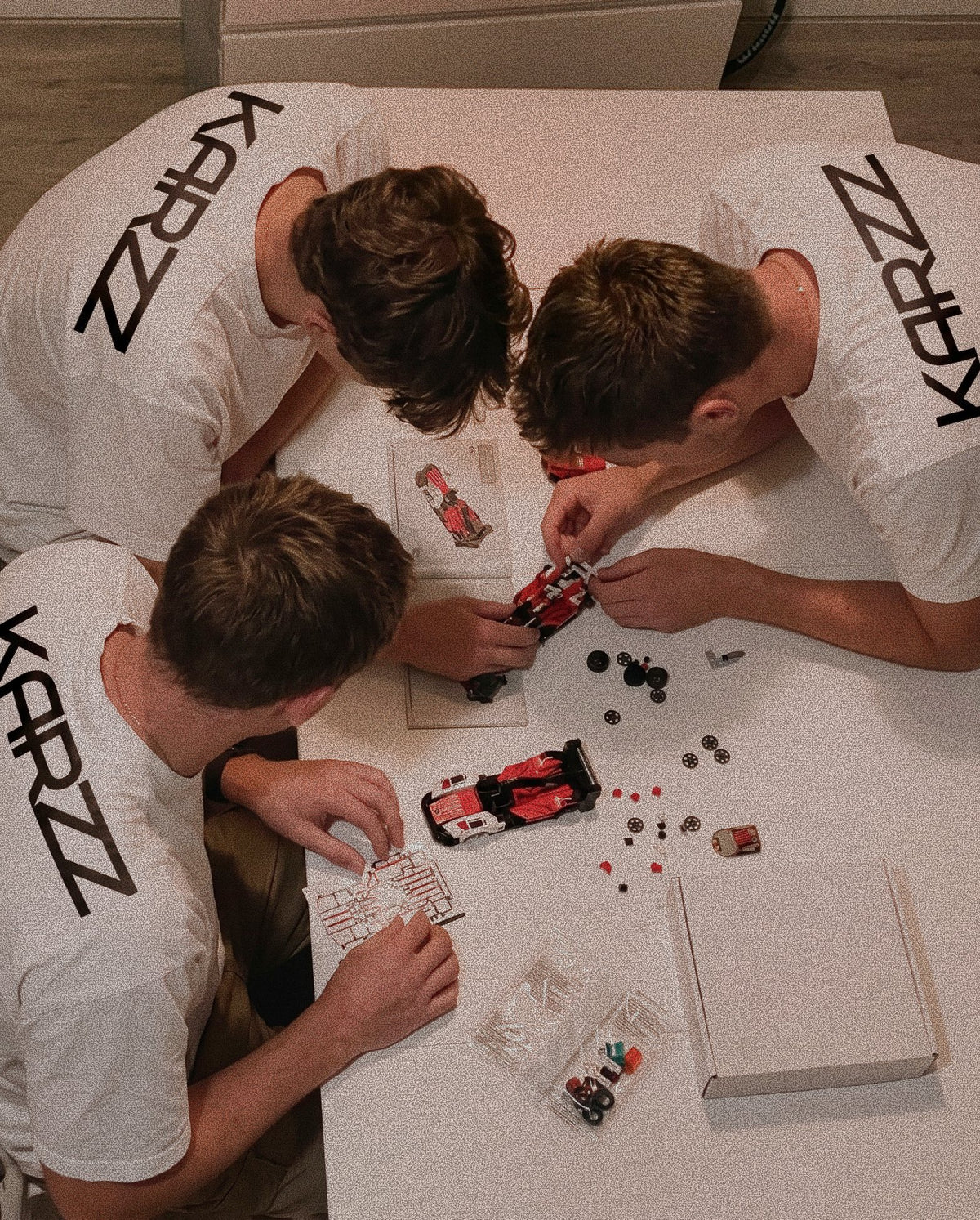 L'équipe Karzz assemble des modèles autour d'une table